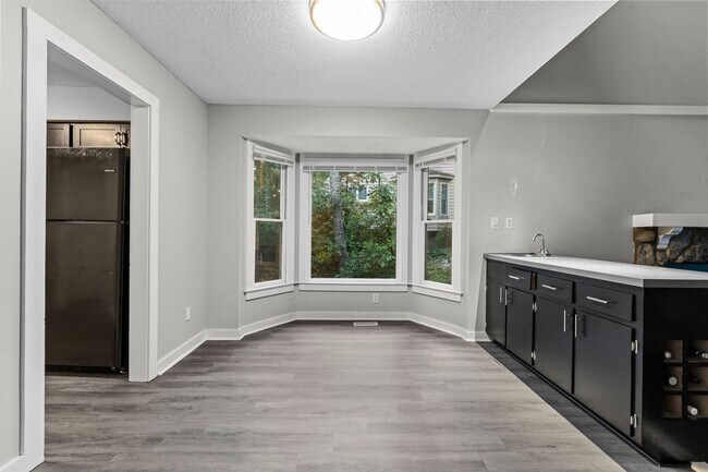 Building Photo - Newly Updated 2 Bedroom, 2 Bath Duplex nea...