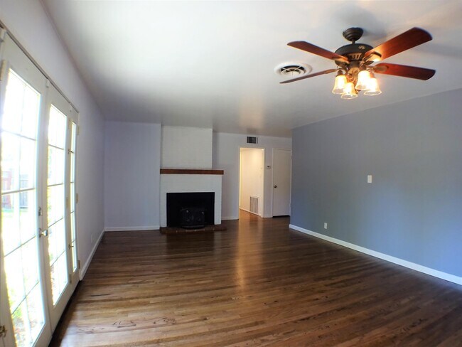Foto del edificio - 708 Douglas Ln