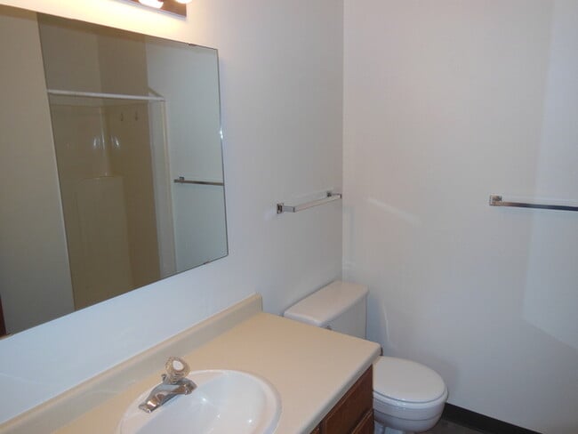 Building Photo - 1515 River View Ave