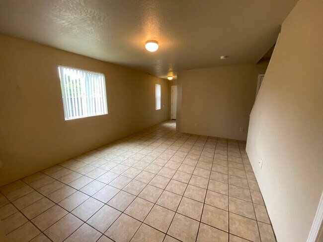 Building Photo - large 3 Bedroom 2.5 Bath Springfield duplex