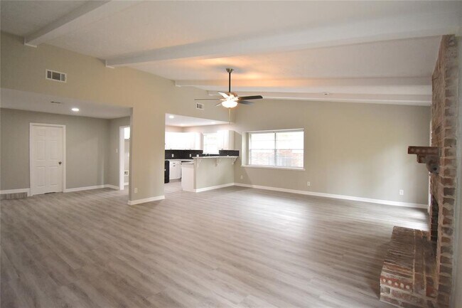 Foto del edificio - 3703 Almondwood Dr