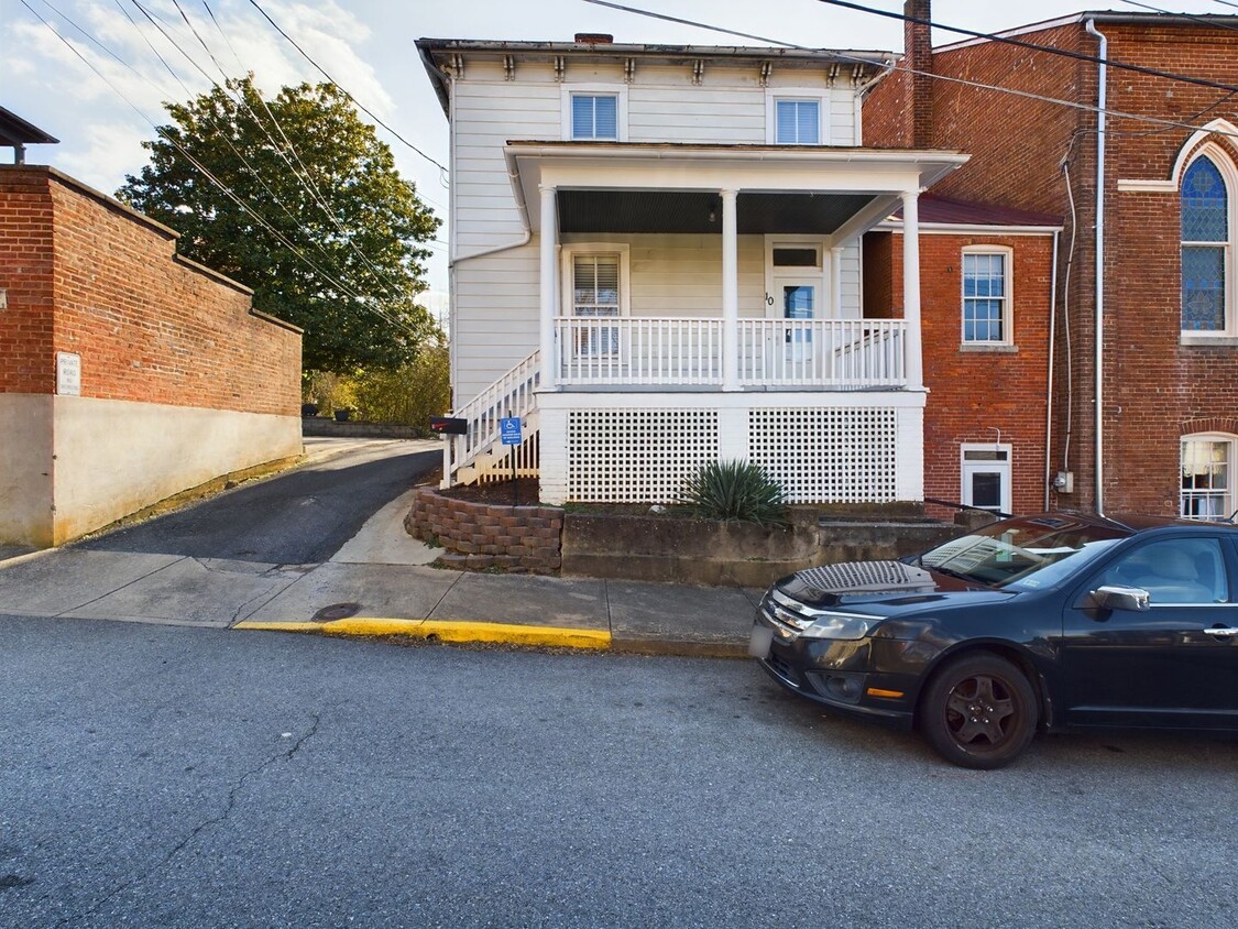 Foto principal - 4 Bedroom house in Downtown Staunton!!!