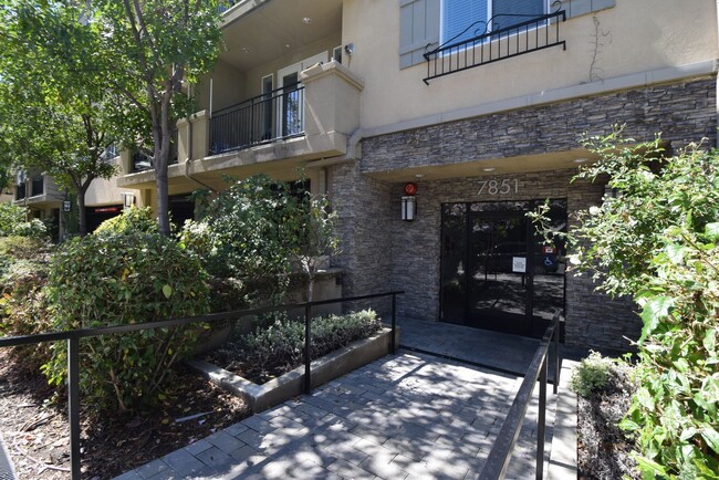 Foto del edificio - 7851 Ventura Canyon Ave