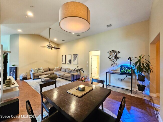 Building Photo - 1255 Sangria Cir