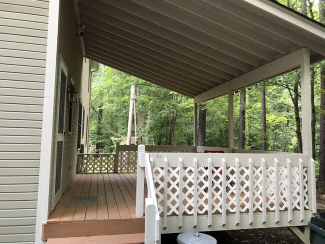 Building Photo - Quiet Country Home
