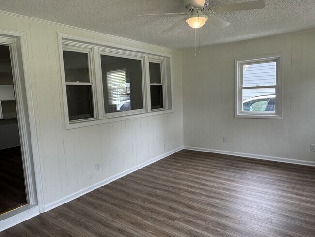 Foto del edificio - 208 Regalwood Dr