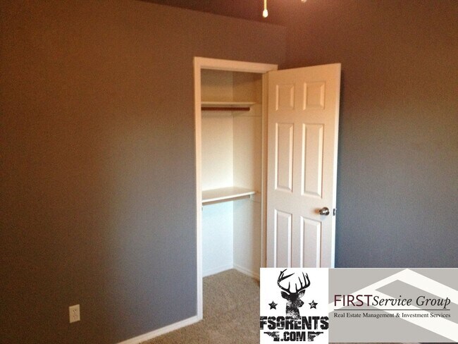 Building Photo - Cozy and comfortable townhome in the heart...