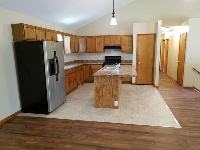 Building Photo - 4 bd, 3 ba house, NW Columbia, quick access to Stadium/I-70, screened porch