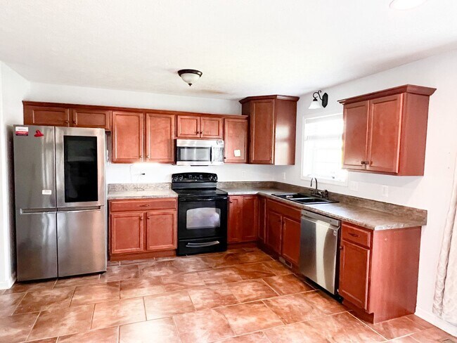Building Photo - 3 Bedroom 2 Bathroom home in well establis...