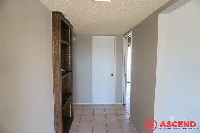 Building Photo - 3 Bedroom Home Off Ming and Ashe Rd!