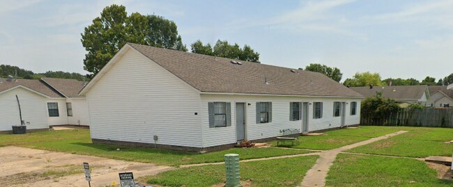 Building Photo - "Charming 2-Bedroom Retreat in Bono – Cozy 710 Sq. Ft. Apartment Awaits!"