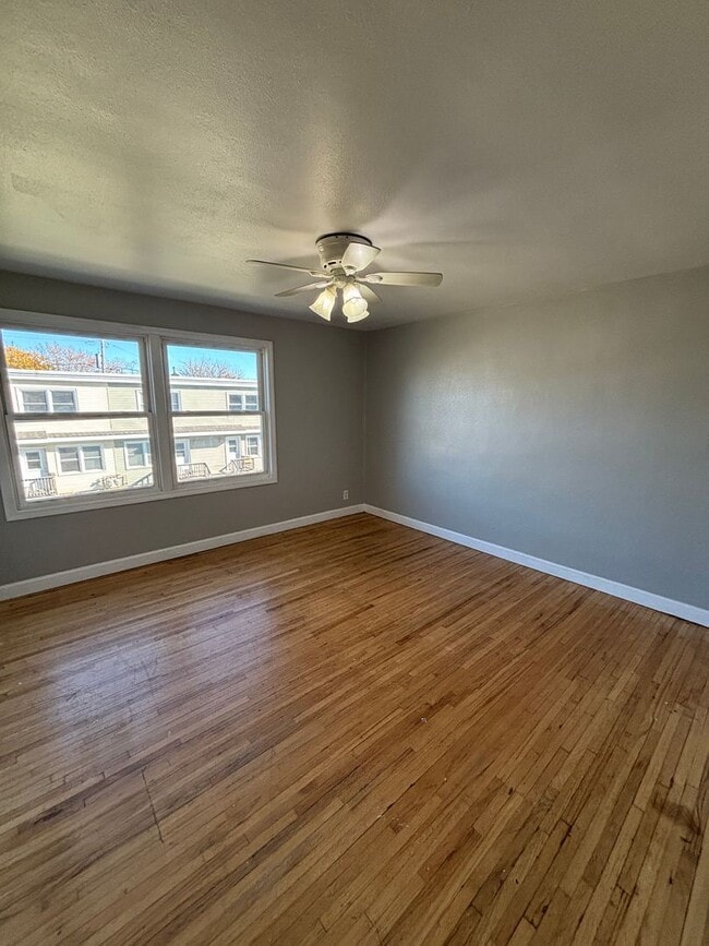 Foto del edificio - 2 bedroom 1 bath townhouse with walkout ba...