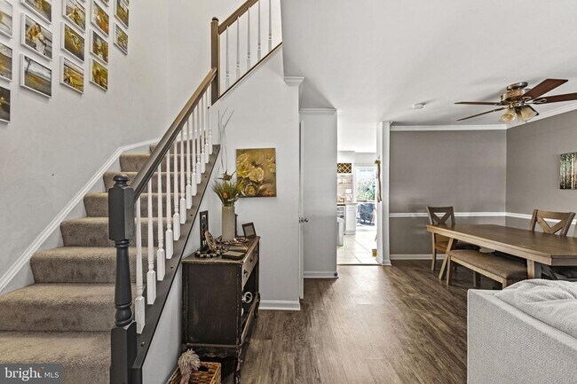 Foto del edificio - This beautiful 3-bedroom townhome is nestl...