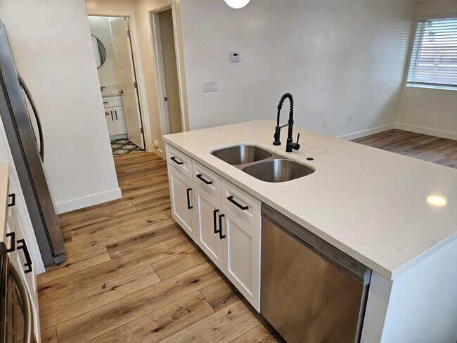 Foto del edificio - 6623 E Cheery Lynn Rd