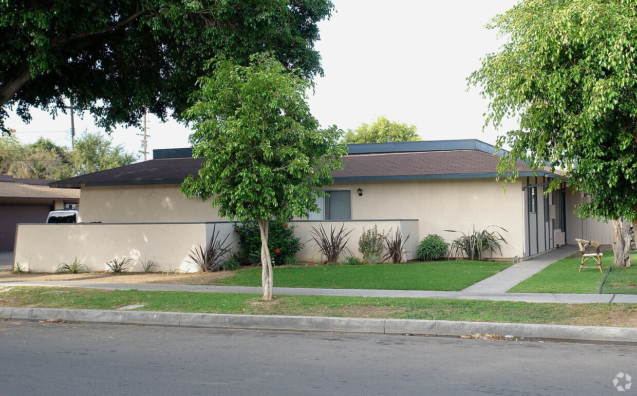 Building Photo - 360 N Oak St