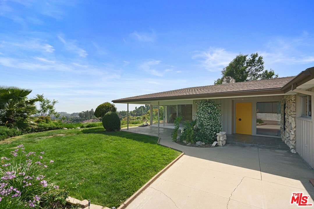 Primary Photo - 13170 MULHOLLAND Dr