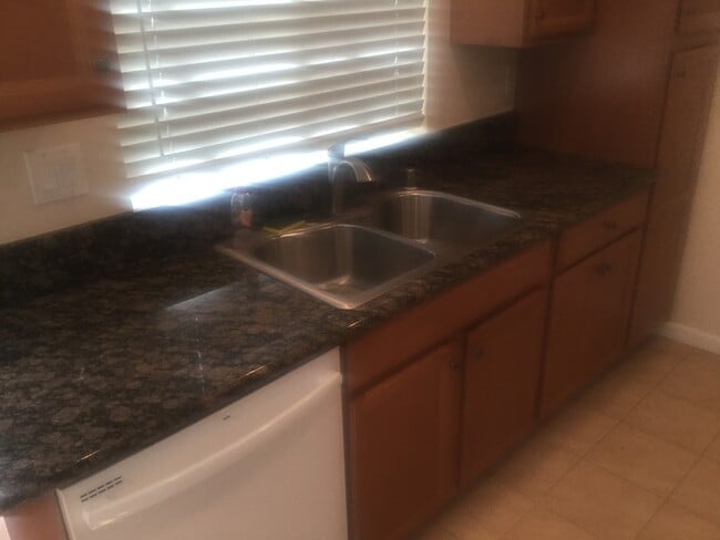 Building Photo - Corner 2 bedroom in Mission Oaks!