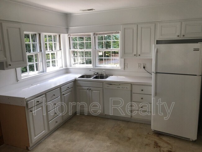 Building Photo - 1601 Country Club Rd