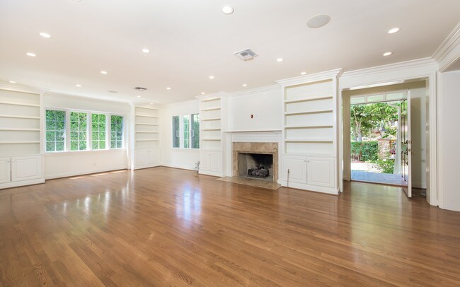 Foto del edificio - 1240 N Doheny Dr