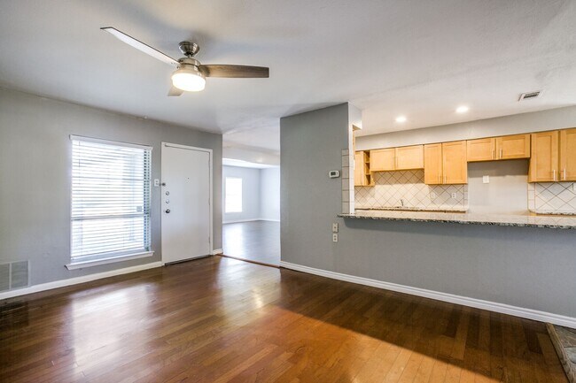 Foto del edificio - Single Story House in Garland w/ Great Yard Space