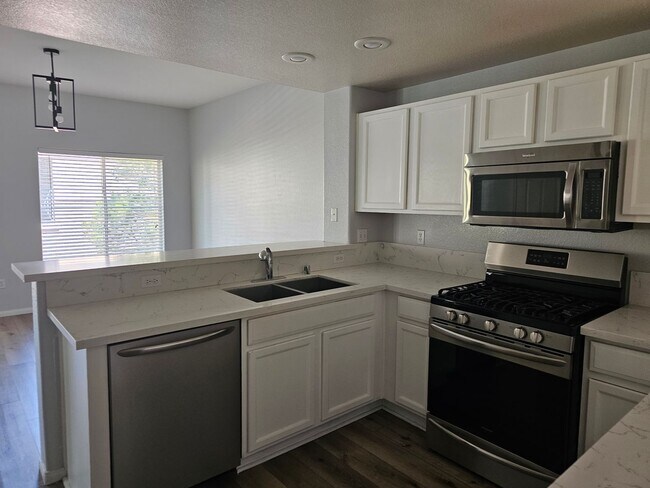 Foto del edificio - Townhome available in beautiful community