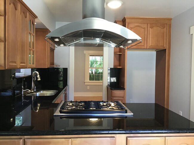 La cocina incluye estufa, lavavajillas y triturador de basura. - 535 Prescott St