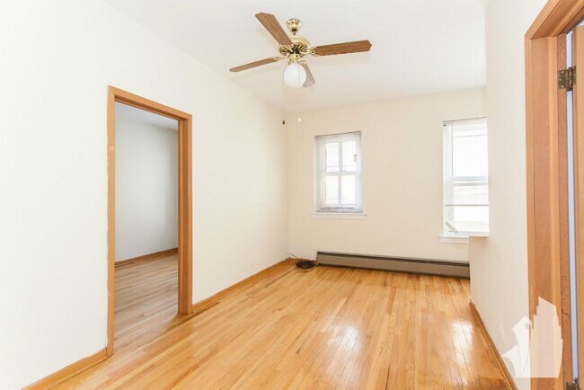 Foto del edificio - 645 W Barry Ave