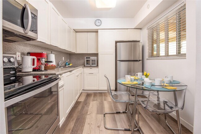 Foto del edificio - 8888 Collins Ave