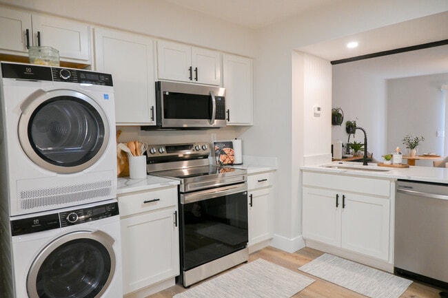 2BD, 1BA - 900SF - Kitchen - TERRA - Hiram