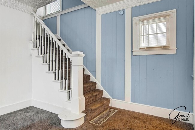 Building Photo - $1,420 - West Side 3 bedroom