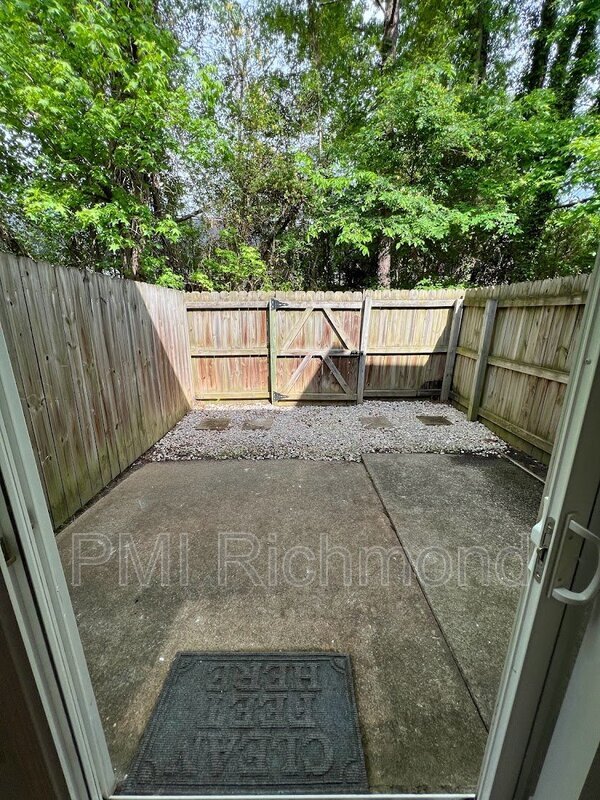 Building Photo - 826 Wales Dr