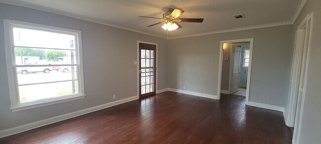 Building Photo - Beautiful 3 bedroom/1.5 bathroom house wit...
