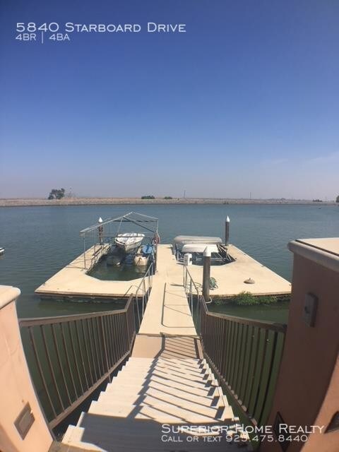 Foto del edificio - Deep Dock Waterfront Custom Home