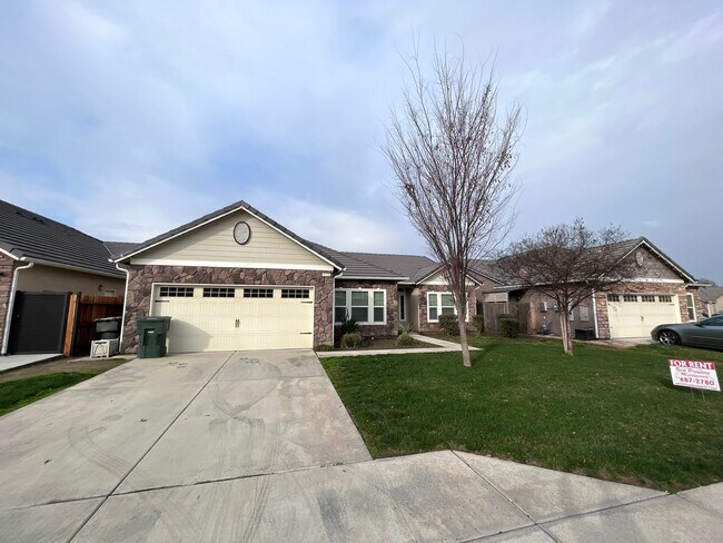 Building Photo - 1721 RIO LINDA STREET 4 BEDROOM 2 BATHROOM...