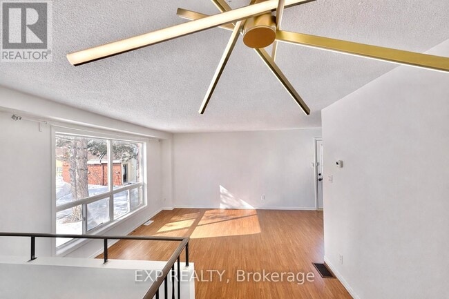 Building Photo - 11-C Sonnet Crescent
