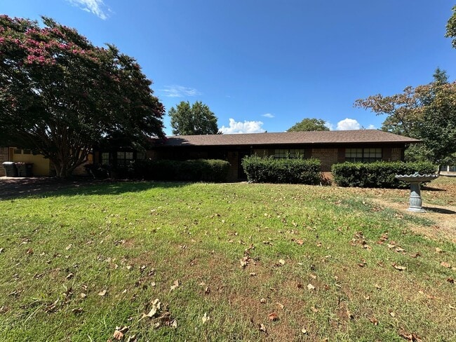 Foto del edificio - Come take a look at this 3-bedroom 2-bathroom home!