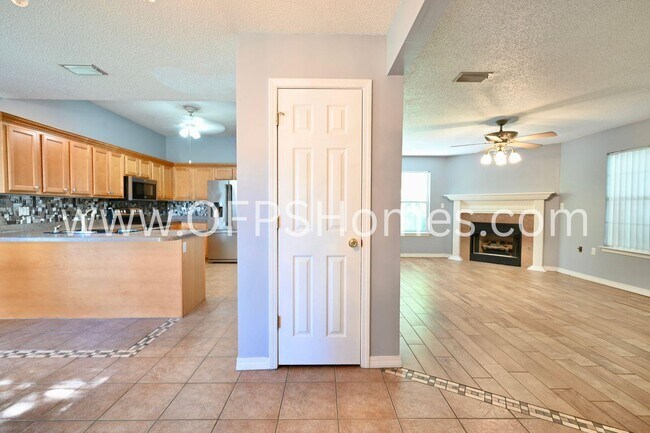 Foto del edificio - 933 Scenic Oak Ln