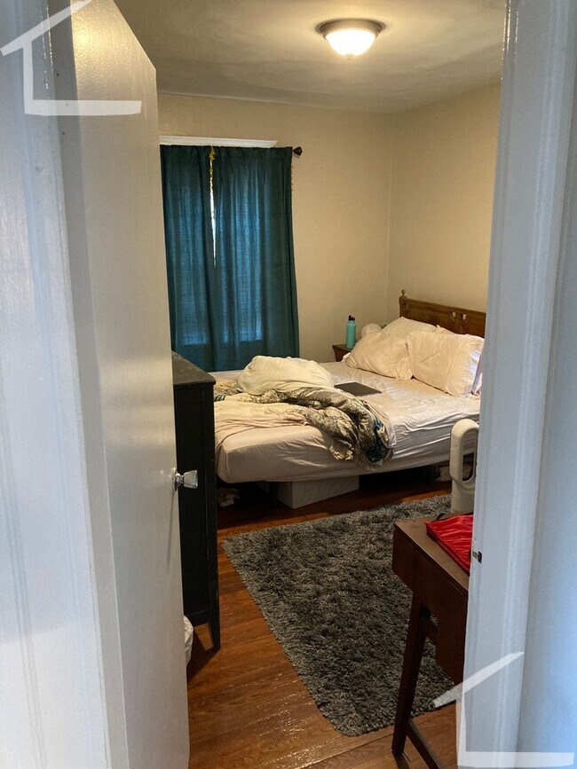 Building Photo - $500 Rebate upon closing!  Spacious, beautifully maintained apt in great area!  Large Bedrooms, L...