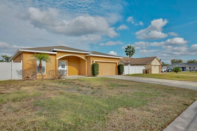 Foto del edificio - Spacious 4/2 Home with a Large Fenced Backyard and a 2 Car Garage Located in Buena Ventura Lakes ...