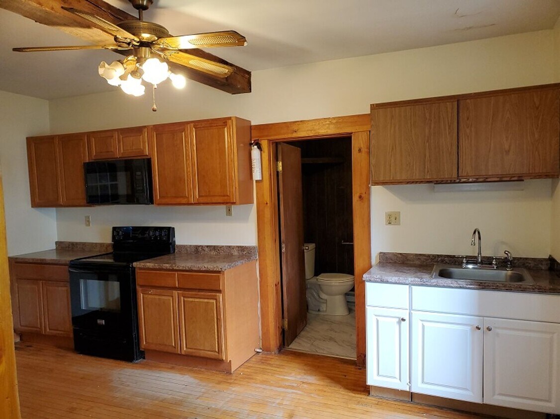 332 Wallingford Ave Unit 1, Athol, MA 01331 Room for Rent in Athol