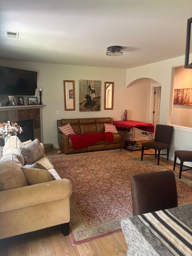 Building Photo - 3 Bedroom House with Large Bonus Room!
