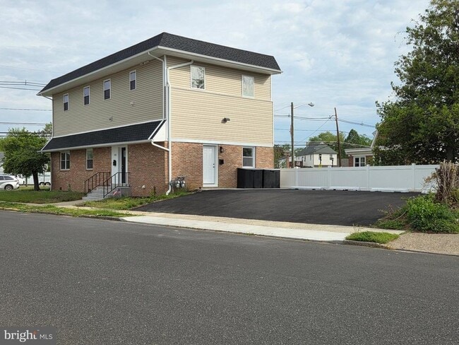Foto del edificio - 102 E Clements Bridge Rd
