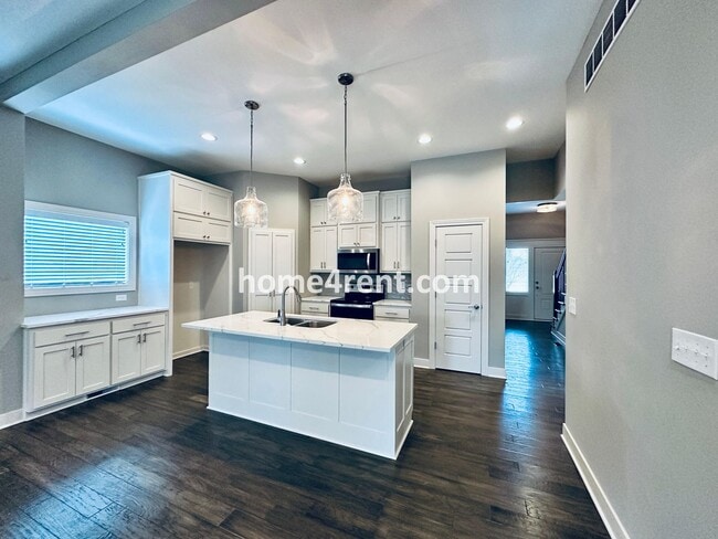 Building Photo - Stunning, Maintenance Free Townhome in Desoto w/ an Elegant Kitchen and Wood Floors Throughout!