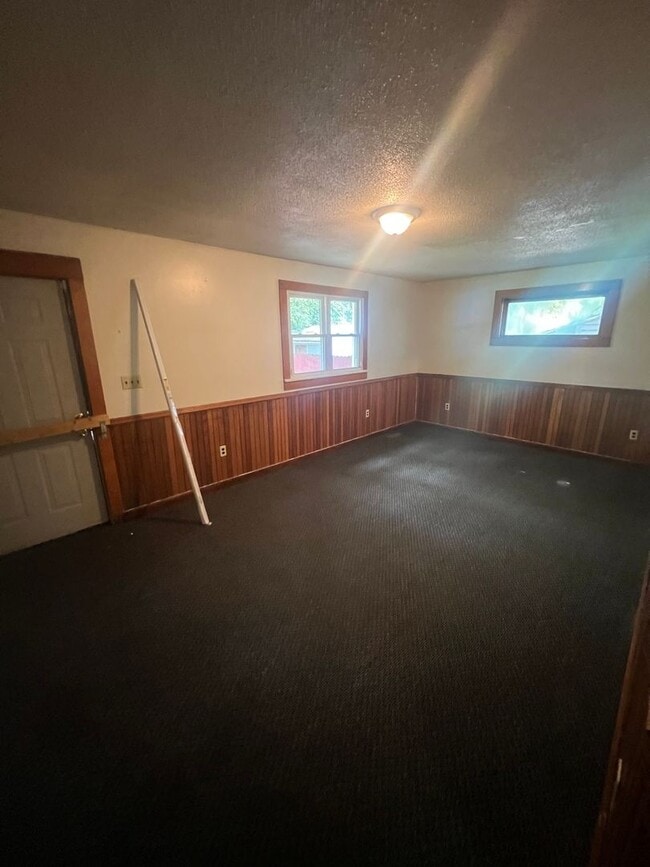 Building Photo - X-Large 4 Bedroom House