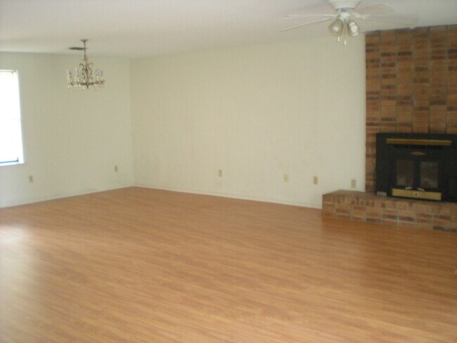 Foto del edificio - 3 Bedroom Brick Home for Rent