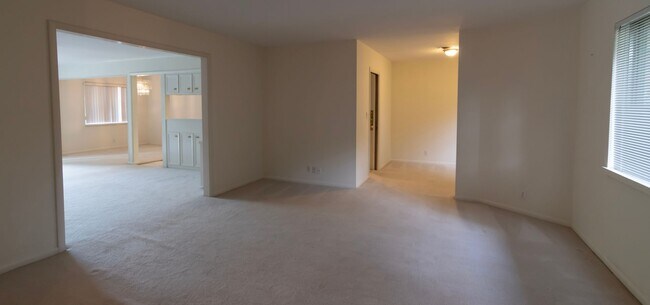 Building Photo - Spacious 3 Bedroom, 2 Bath Home With In-Gr...