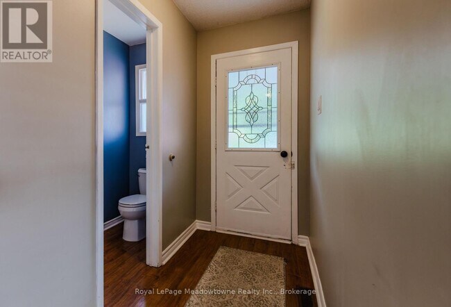 Building Photo - 301 Woodlawn Crescent