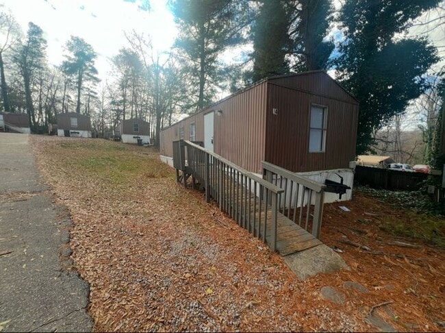 Building Photo - Perfect Family Home: 2 Bed, 1 Bath Apartme...
