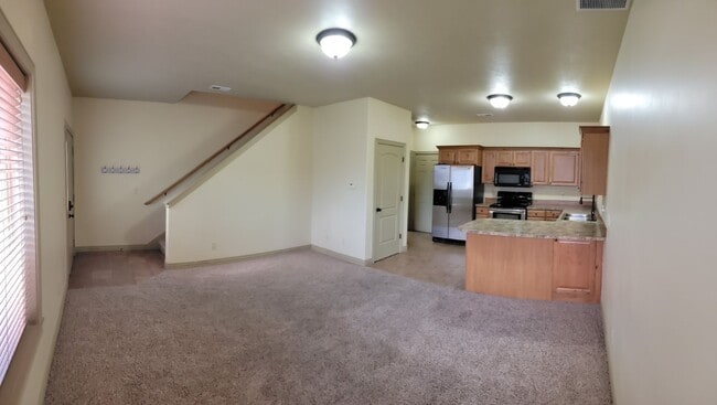 Building Photo - 3 bed, 2.5 bath townhome w/attached 2 car ...