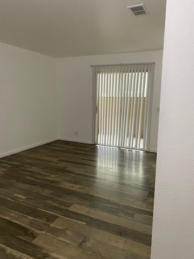 Building Photo - Recently remodeled spacious townhome with ...